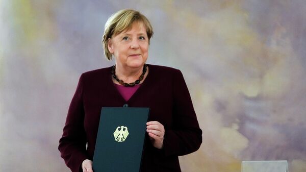 Канцлер Германии Ангела Меркель с уведомлением об отставке