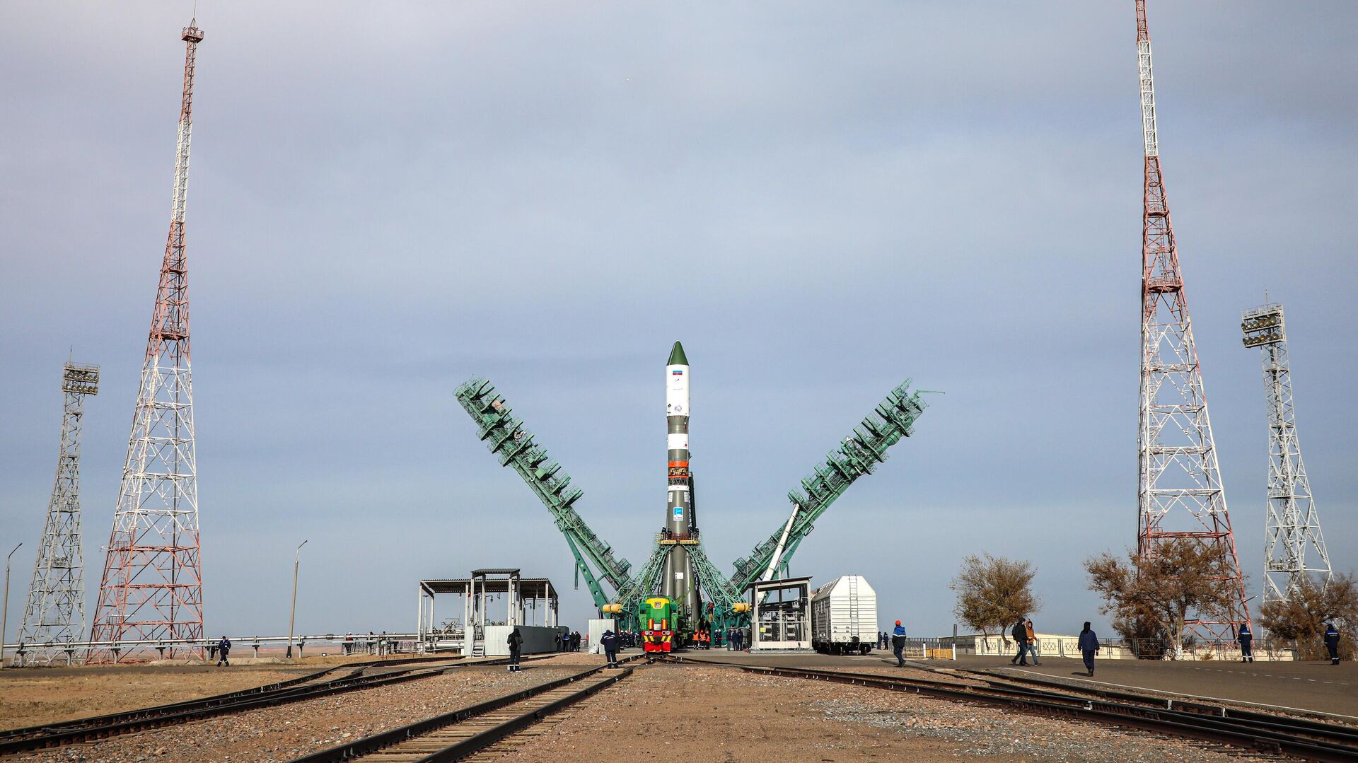 Рогозин впервые показал "двустороннюю" версию ракеты "Союз"