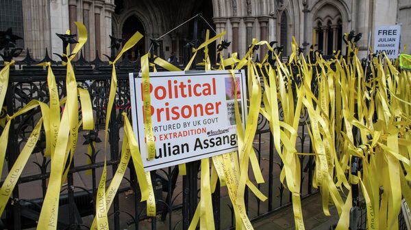 Ленточки и плакат на ограде во время акции в поддержку сооснователя WikiLeaks Джулиана Ассанжа у здания Королевского судного двора в Лондоне