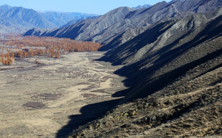 Долина горной реки Ак в предгорьях хребта Западный Саян в Барун-Хемчикском кожууне (районе) на северо-западе Республики Тыва. Долина горной реки Ак в предгорьях хребта Западный Саян в Барун-Хемчикском кожууне (районе) на северо-западе Республики Тыва.