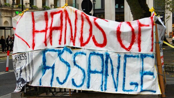 Плакат в поддержку сооснователя WikiLeaks Джулиана Ассанжа у здания Королевского судного двора в Лондоне