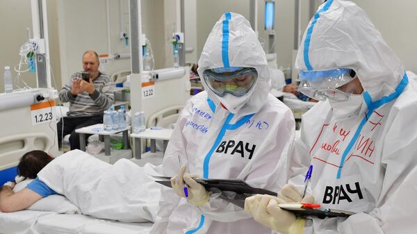 Медицинские работники в резервном госпитале для лечения больных коронавирусом в АТЦ Москва