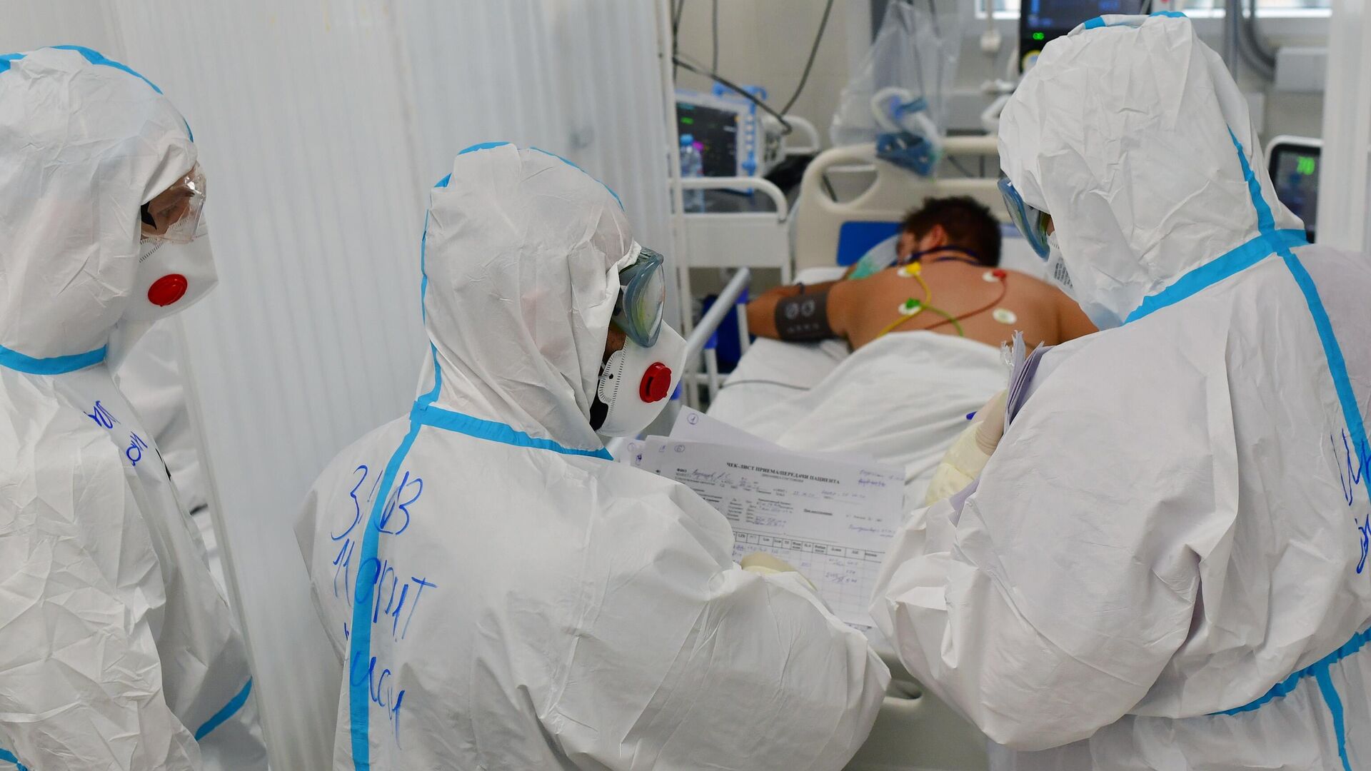 Медицинские работники в резервном госпитале для лечения больных коронавирусом в АТЦ Москва1