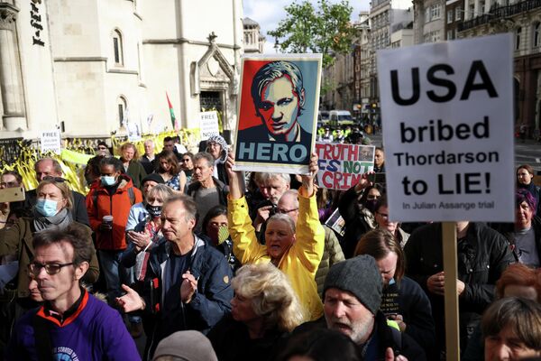 Участники акции в поддержку сооснователя WikiLeaks Джулиана Ассанжа у здания Королевского судного двора в Лондоне