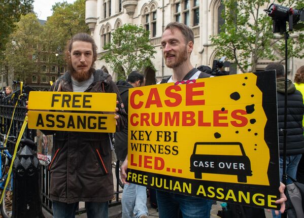 Участники акции в поддержку сооснователя WikiLeaks Джулиана Ассанжа у здания суда в Лондоне
