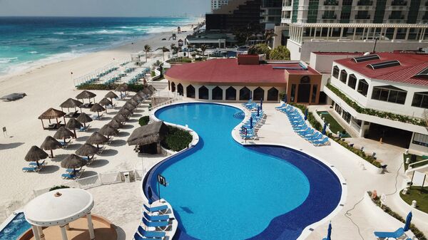 Вид на бассейн и отель курорта в Канкуне, штат Кинтана-Роо, Мексика