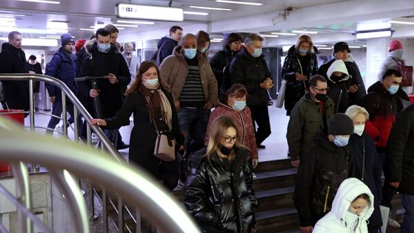 Люди в вестибюле станции метро Бульвар Дмитрия Донского в Москве