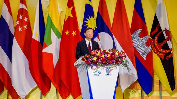 Директор офиса Центральной комиссии по иностранным делам Ян Цзечи выступает на церемонии открытия Китай-АСЕАН