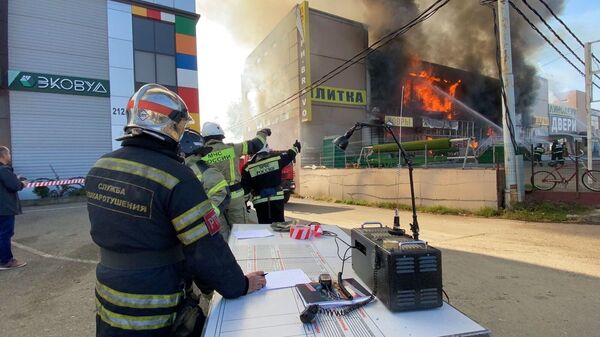 Пожар в трехэтажном магазине в Краснодаре