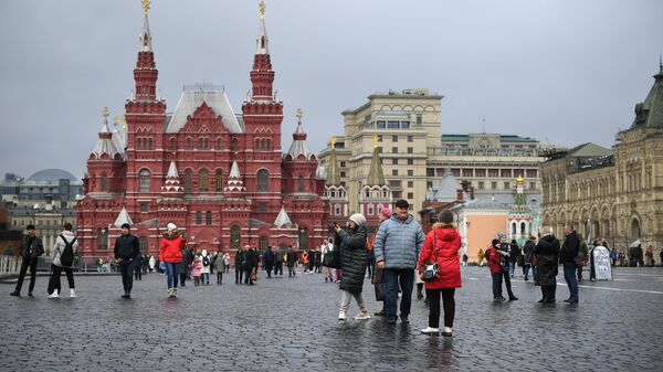 Люди гуляют по Красной площади в Москве