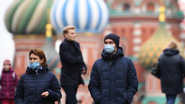 Люди в масках на Красной площади в Москве