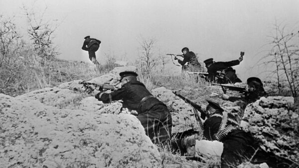 Бойцы морской пехоты атакуют фашистские позиции во время обороны Севастополя