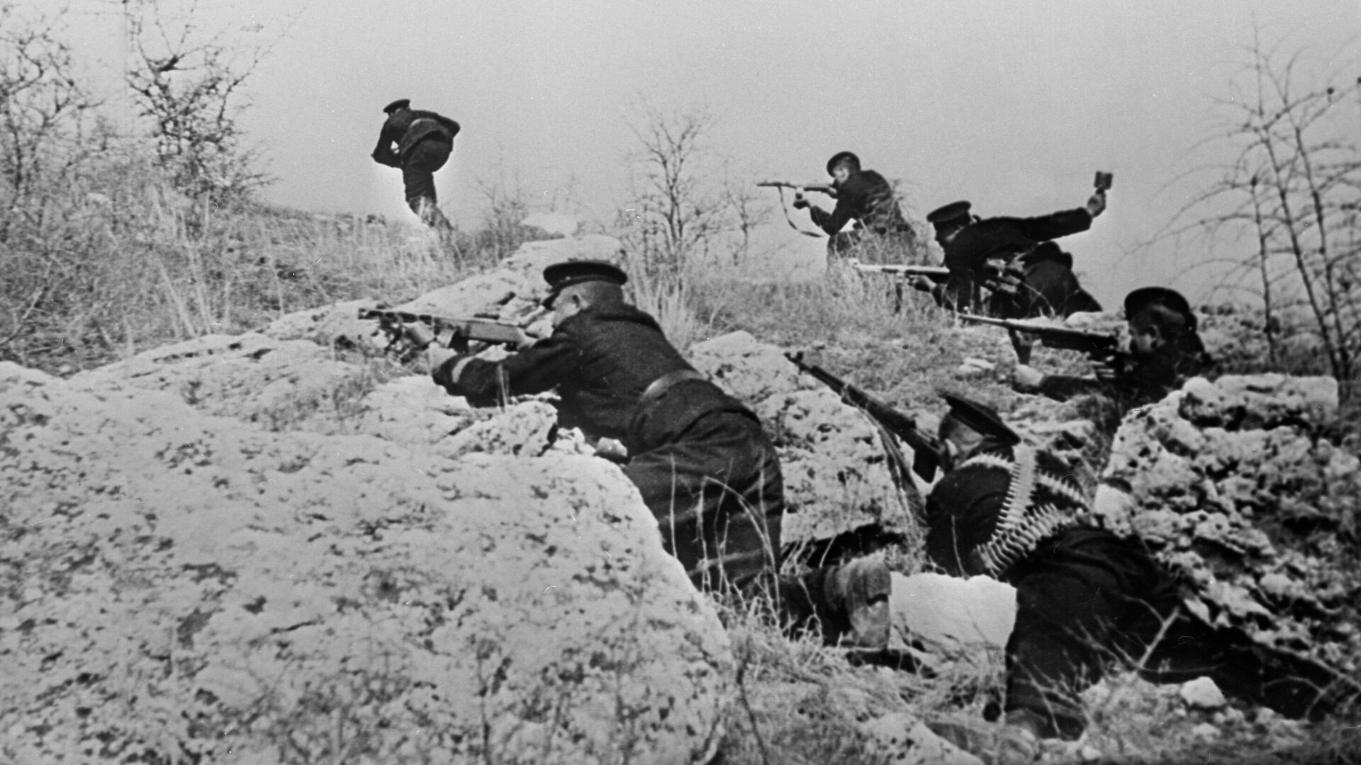 Бойцы морской пехоты атакуют фашистские позиции во время обороны Севастополя - РИА Новости, 1920, 02.07.2022