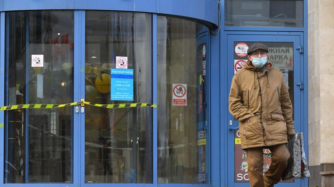 Мужчина возле одного из торговых центров в Москве