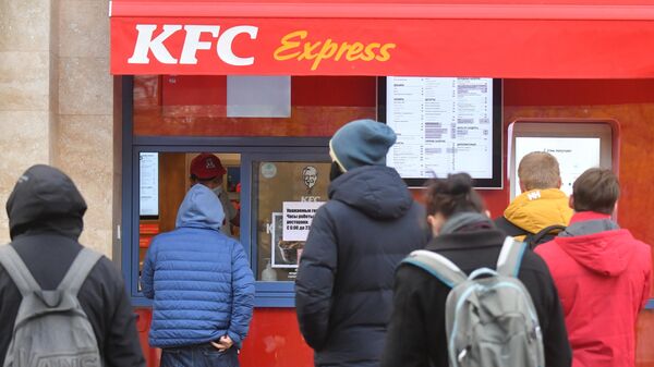 Люди в очереди возле ресторана KFC на одной из улиц в Москве