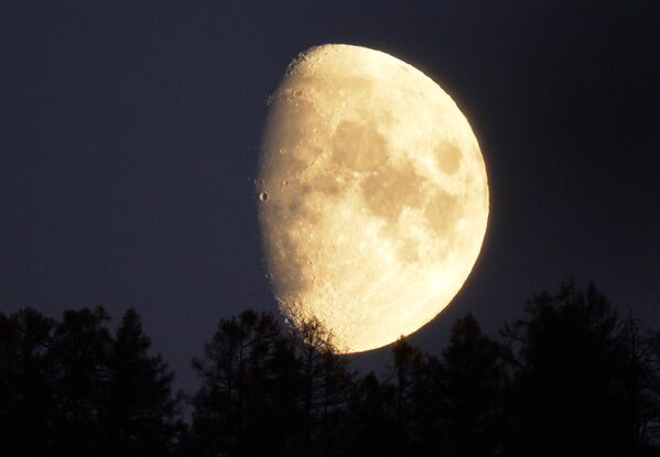 Луна над тайгой в Таштыпском районе Хакасии