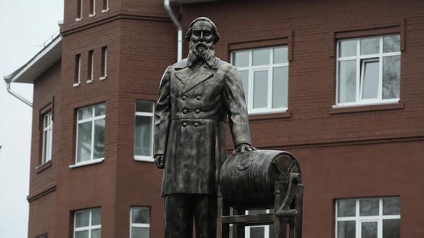 Памятник маслоделу Николаю Верещагину перед Вологодской государственной молочнохозяйственной академией 