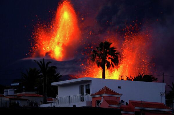 Извержение вулкана Кумбре-Вьеха на канарском острове Пальма