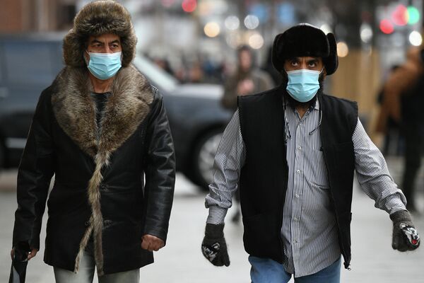 Прохожие в медицинских масках на Тверской улице в Москве
