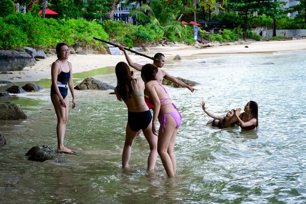 Люди во время игры на пляже на тайском острове Пхукет