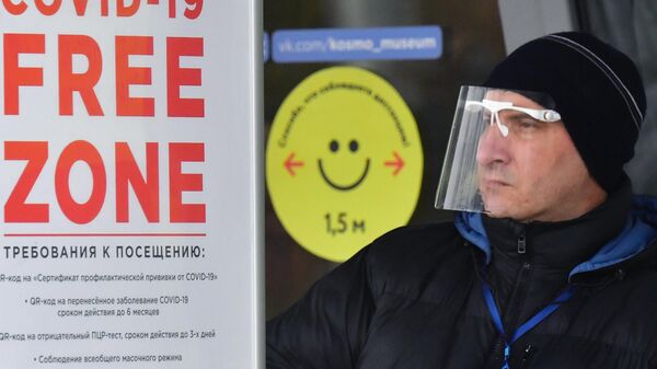 Мужчина в защитной маске на одной из улиц в Москве