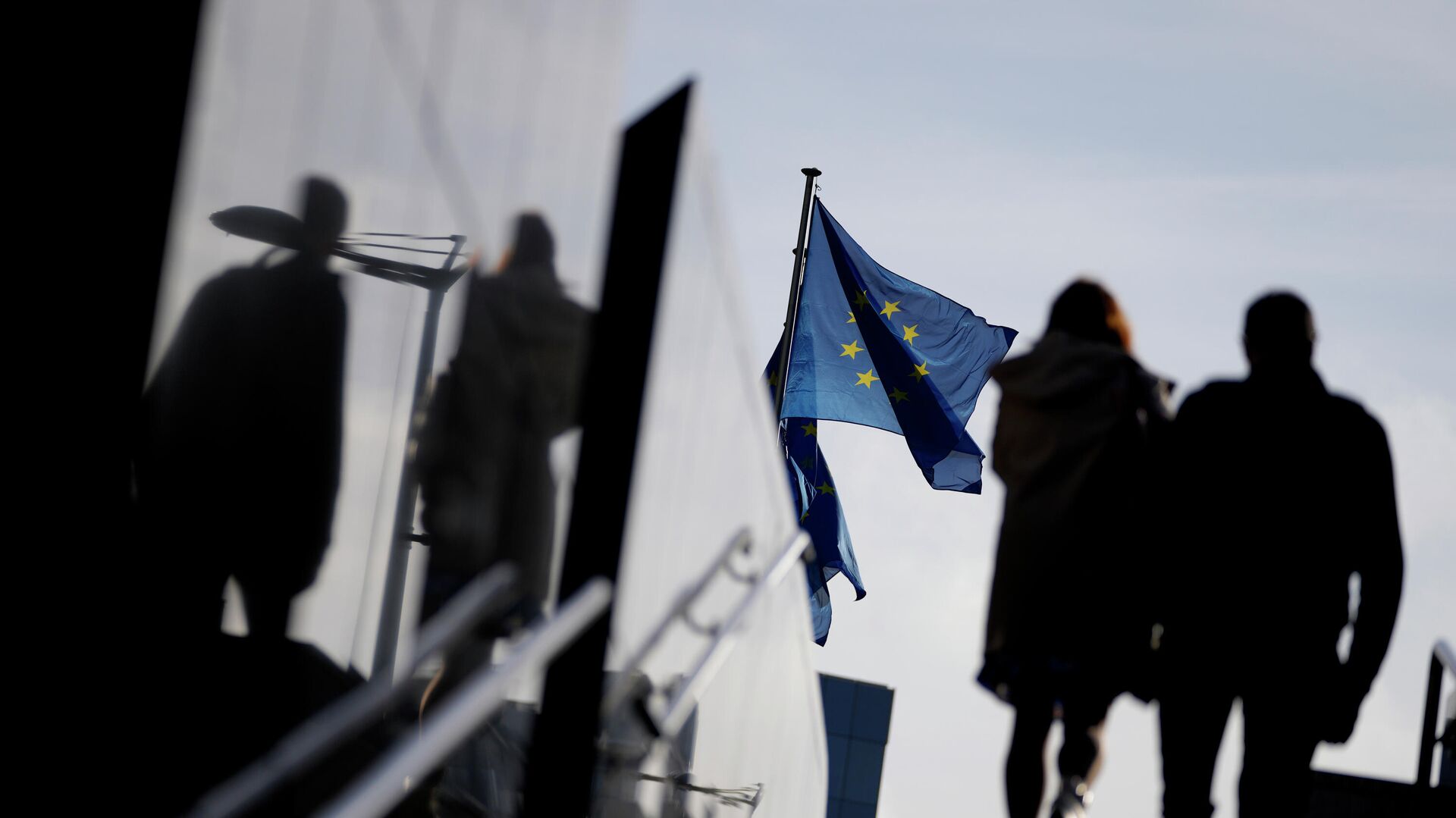 Флаг Евросоюза у штаб-квартиры ЕС в Брюсселе - РИА Новости, 1920, 02.03.2022