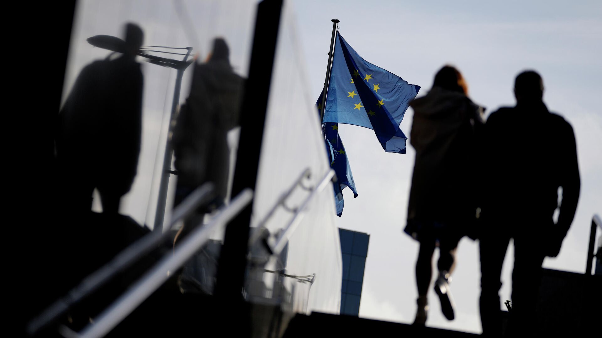 Флаг Евросоюза у штаб-квартиры ЕС в Брюсселе - РИА Новости, 1920, 05.01.2022