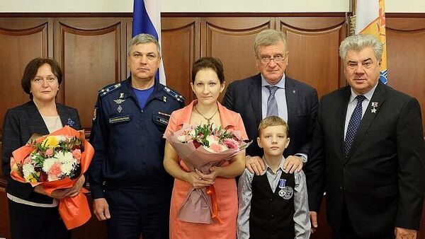 Церемония награждения кировского школьник медалью За проявленное мужество