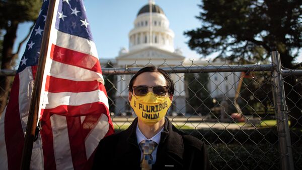 Женщина в маске с флагом США в Калифорнии