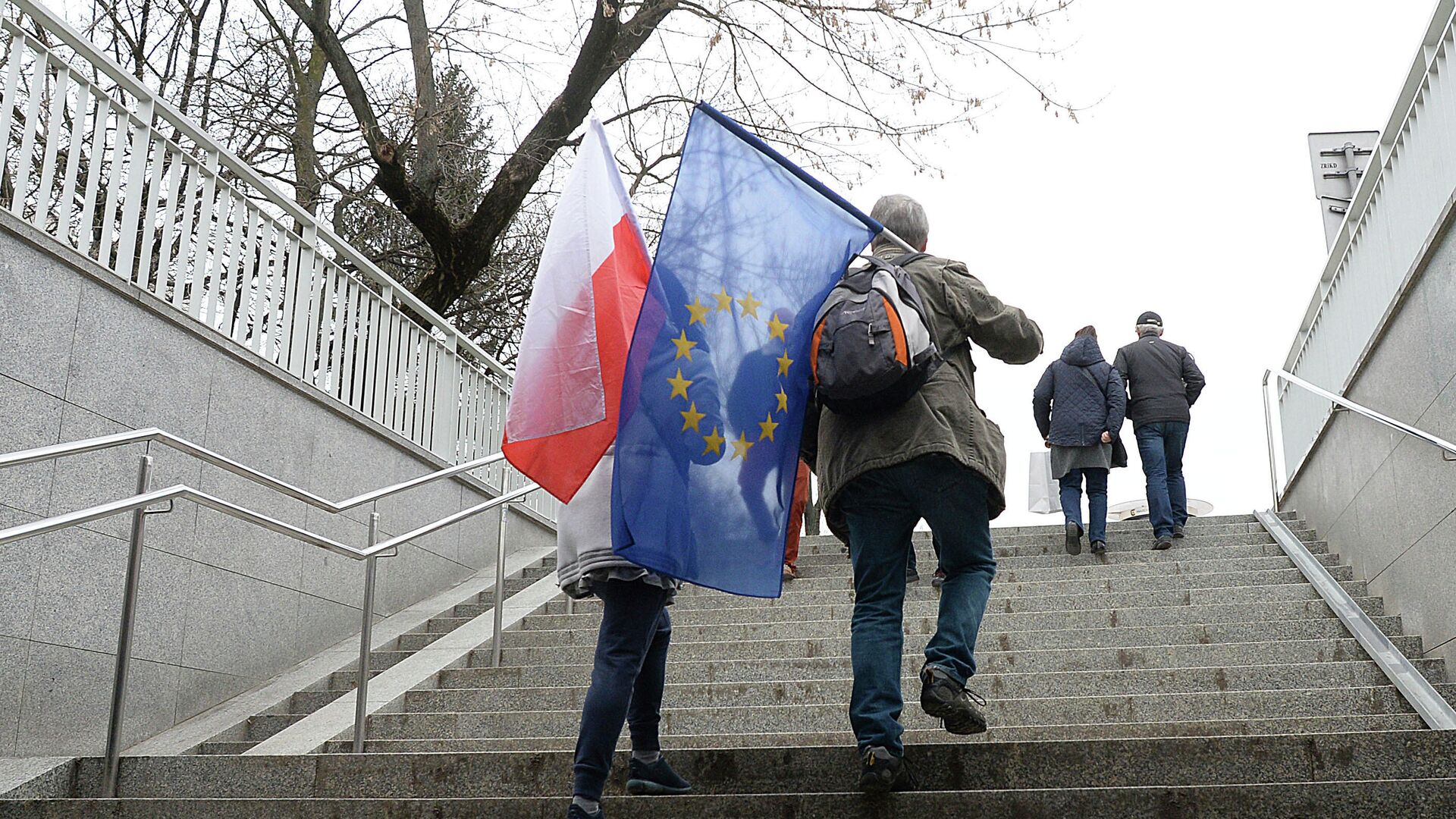 Люди с флагами Польши и ЕС в Варшаве - РИА Новости, 1920, 21.03.2022