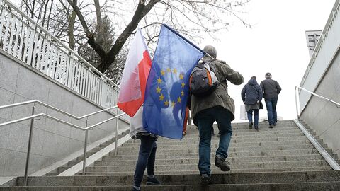 Участники митинга в поддержку членства Польши в Европейском Союзе, Варшава