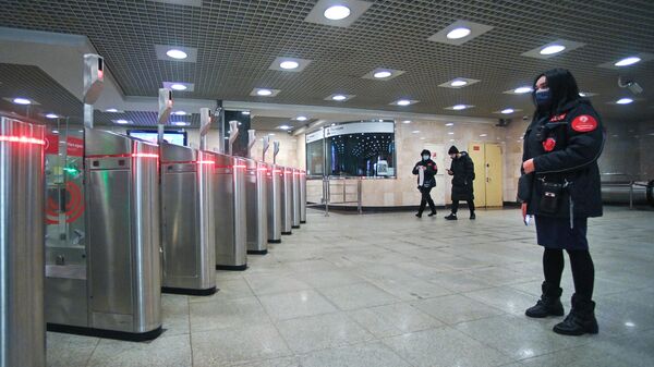 Контролеры ГКУ Организатор перевозок во время дежурства на станции метро Москвы
