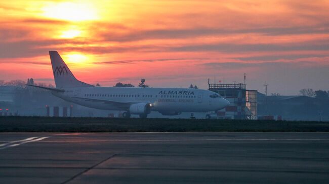 Самолет Boeing 737-400 в аэропорту Краснодара