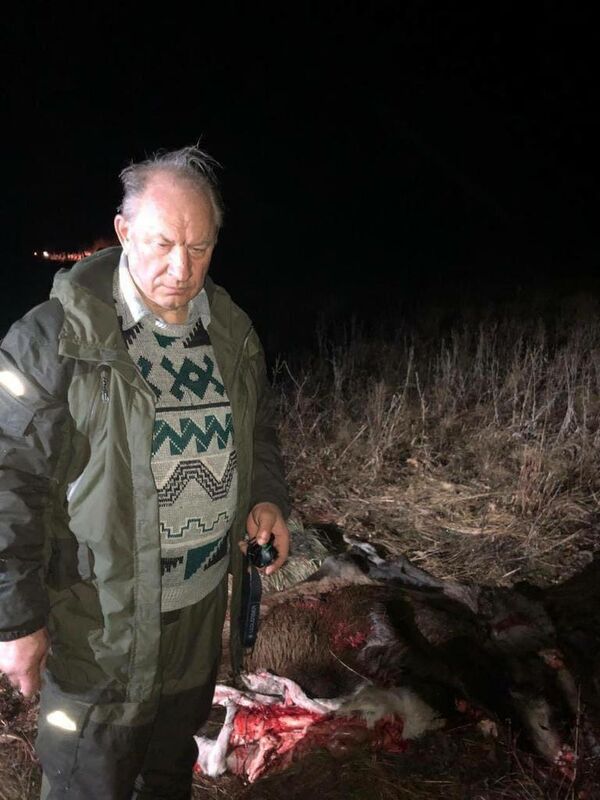 Депутат Государственной думы восьмого созыва от КПРФ Валерий Рашкин с убитым лосем в Лысогорском районе Саратовской области Депутат Государственной думы восьмого созыва от КПРФ Валерий Рашкин с убитым лосем в Лысогорском районе Саратовской области