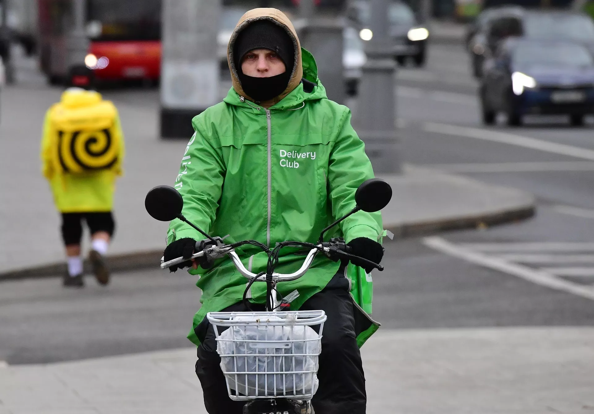 Курьеры службы доставки еды Delivery Club и Яндекс.Еда в Москве - РИА Новости, 1920, 13.05.2025