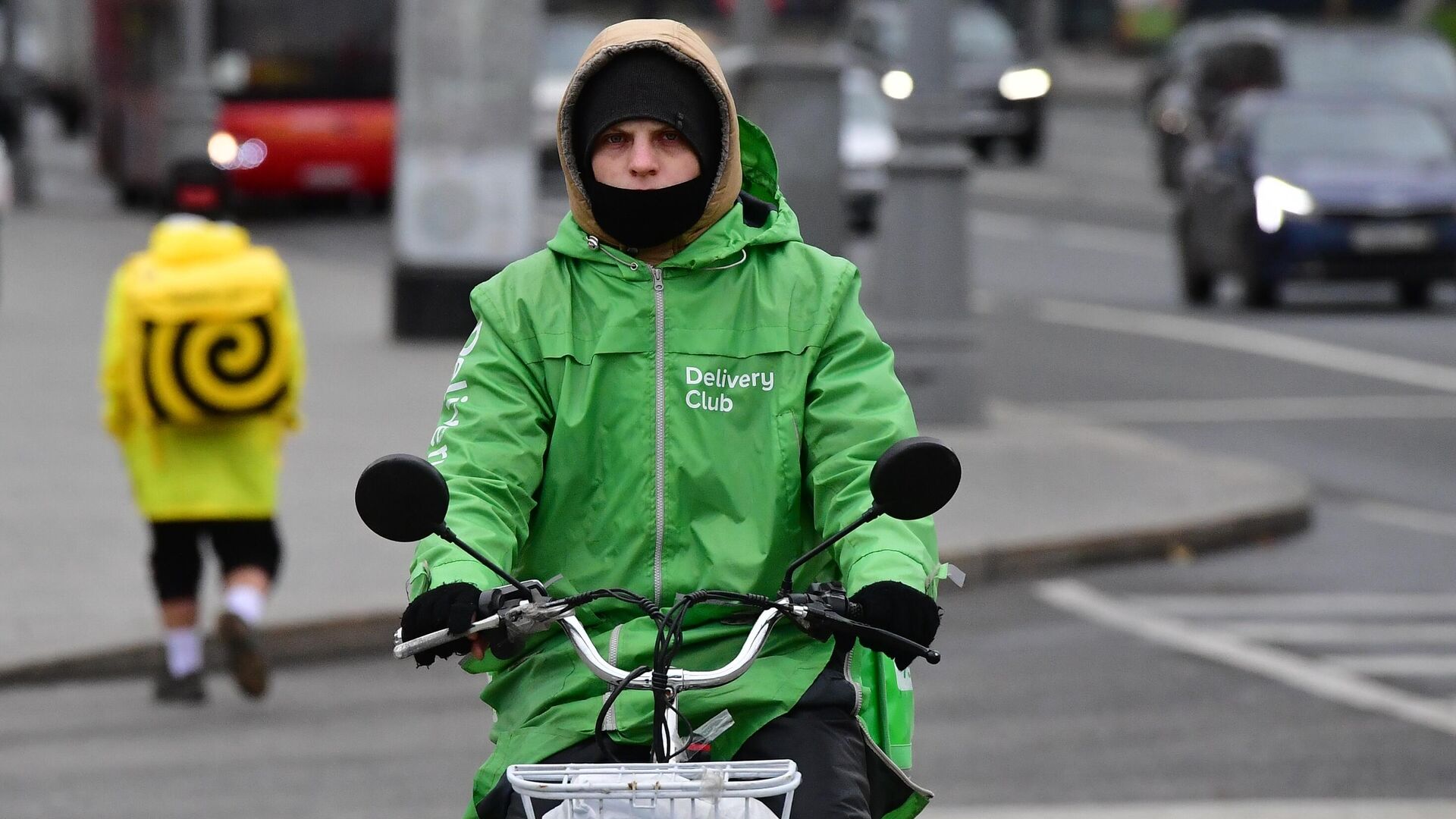 Курьеры службы доставки еды Delivery Club и Яндекс.Еда в Москве - РИА Новости, 1920, 13.12.2021