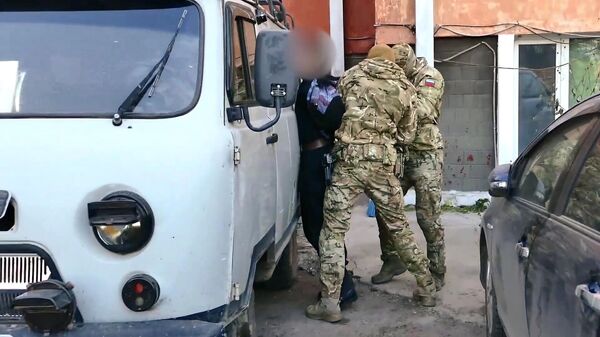 Сотрудники ФСБ РФ во время задержания одного из участников группы экстремистской направленности