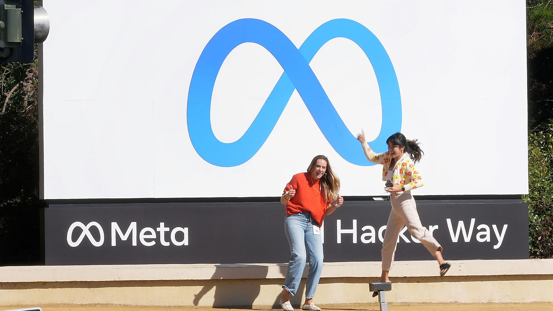 Логотип Meta у штаб-квартиры компании в Менло-Парке, Калифорния2