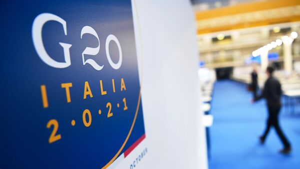 Баннер с символикой саммита Группы двадцати во Дворце конгрессов в Риме