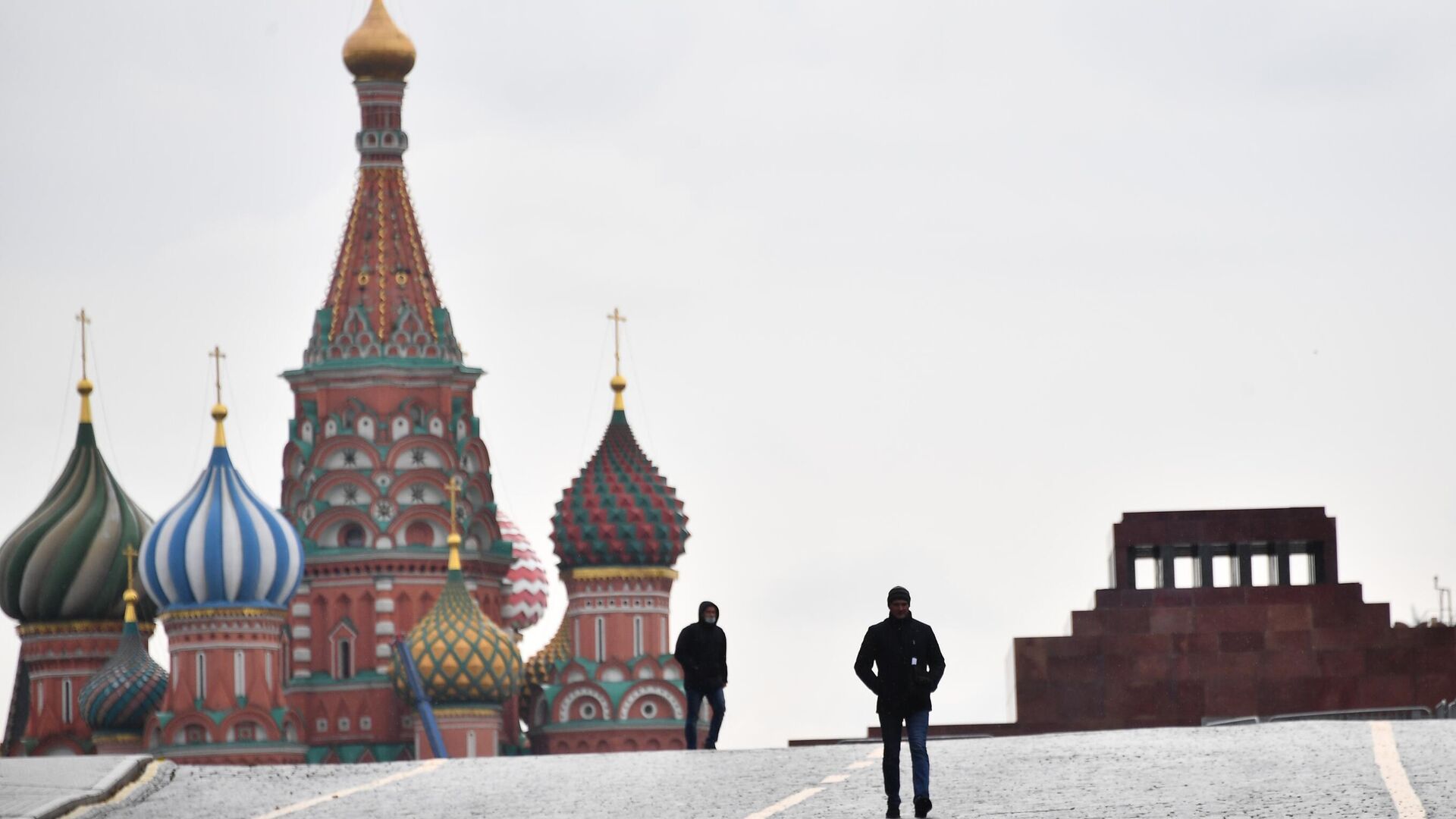 Покровский собор (храм Василия Блаженного) и мавзолей В. И. Ленина на Красной площади в Москве - РИА Новости, 1920, 25.04.2023