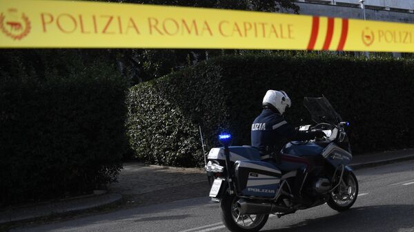 Полицейский едет на мотоцикле по улице Рима