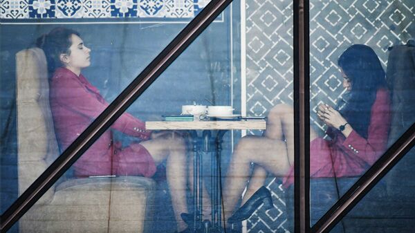 Стюардессы отдыхают в кафе в международном аэропорту Симферополь имени И. К. Айвазовского