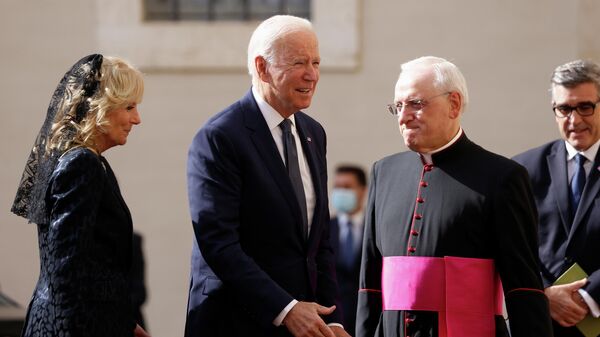 Президент США Джо Байден и первая леди Джилл Байден во время визита в Ватикан