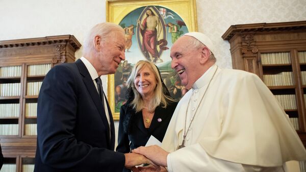 Папа Франциск и президент США Джо Байден во время встречи в Ватикане