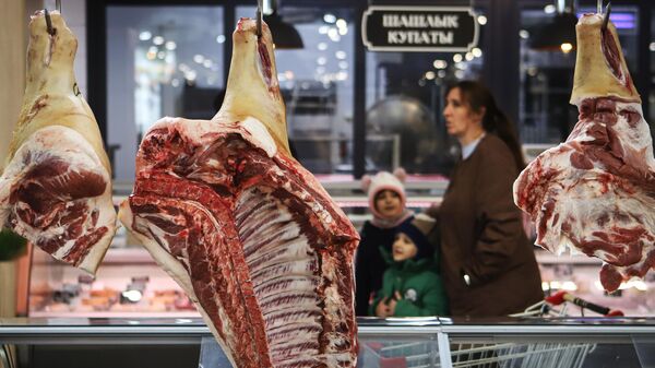 Торговля мясом баранины на рынке в Ставрополе