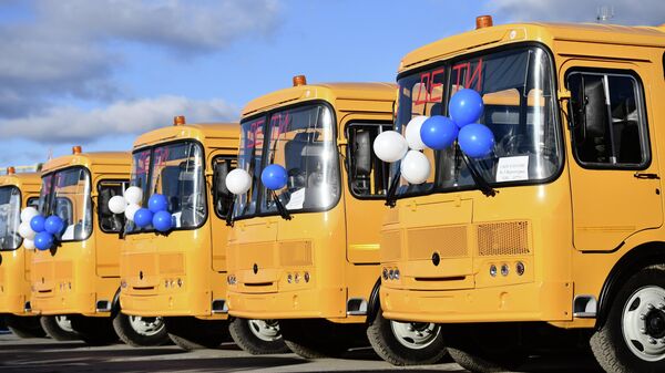 Новые школьные автобусы перед отправкой в муниципалитеты Свердловской области