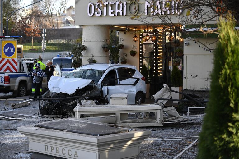 Автомобиль, врезавшийся в ресторан Osteria Mario в центре Москвы