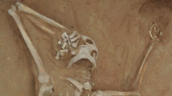 Скелет, найденный в одной из гробниц на кладбище Шиянцзы в Китае
