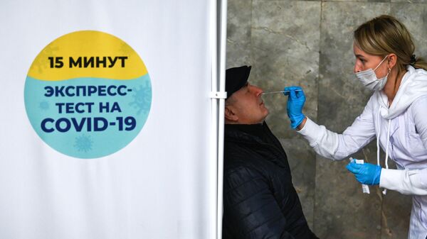 Мужчина во время бесплатного экспресс-тестирования на COVID-19 в вестибюле станции московского метрополитена Маяковская