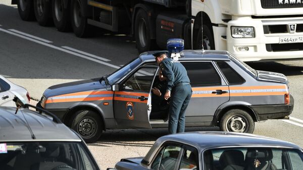 Сотрудники службы МЧС РФ на блокпосту на въезде в Севастополь